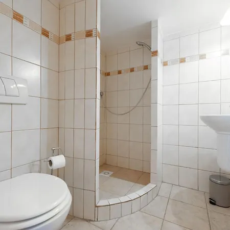 Cozy 4-bedrooms With Terrace Апартаменты