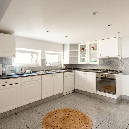Cozy 4-bedrooms With Terrace Apartmán Praha