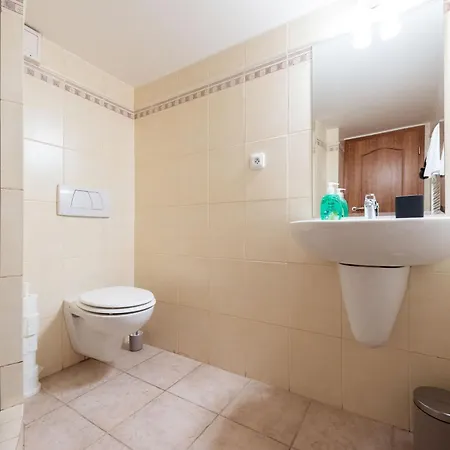 Апартаменты Cozy 4-bedrooms With Terrace Прага