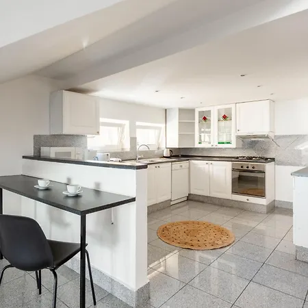 Cozy 4-bedrooms With Terrace Apartament *