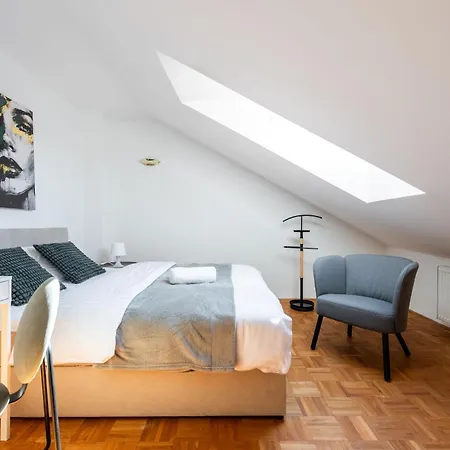 Cozy 4-bedrooms With Terrace Apartament Praga