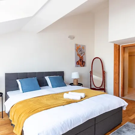 Cozy 4-bedrooms With Terrace Apartamento Praga